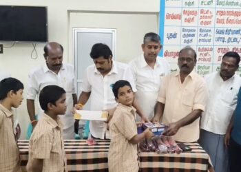 மாற்றுத்திறனாளிகள் காப்பகத்தில் நடத்தப்பட்ட ஓவியப்போட்டியில்2-கைகளும் இல்லாத மாணவி உதயநிதியின் உருவப்படத்தை வரைந்து அசத்தல்