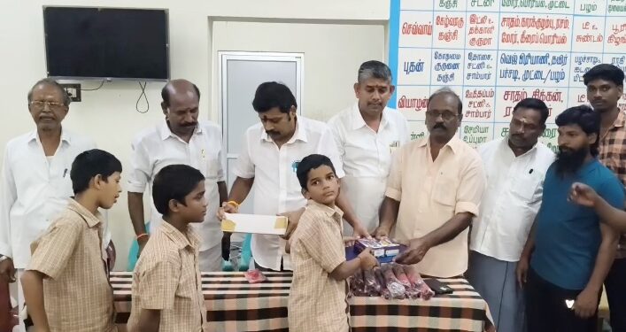 மாற்றுத்திறனாளிகள் காப்பகத்தில் நடத்தப்பட்ட ஓவியப்போட்டியில்2-கைகளும் இல்லாத மாணவி உதயநிதியின் உருவப்படத்தை வரைந்து அசத்தல்