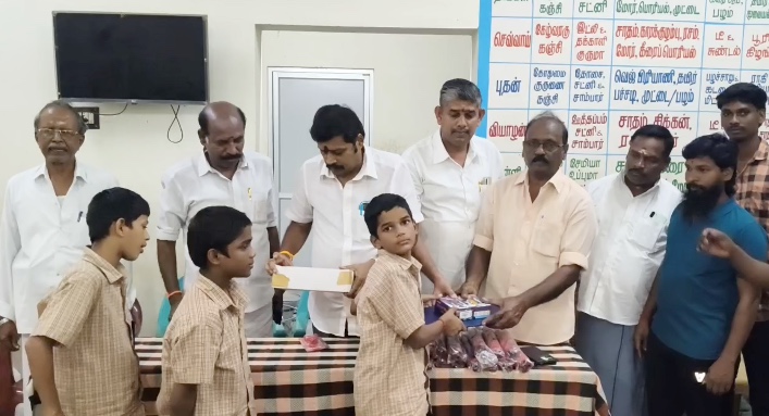 மாற்றுத்திறனாளிகள் காப்பகத்தில் நடத்தப்பட்ட ஓவியப்போட்டியில்2-கைகளும் இல்லாத மாணவி உதயநிதியின் உருவப்படத்தை வரைந்து அசத்தல்