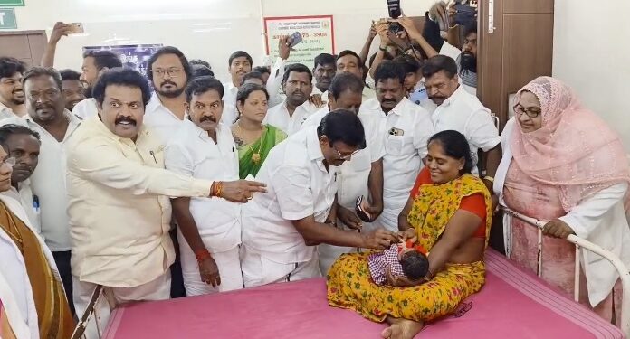 உதயநிதிஸ்டாலின் பிறந்தநாளையொட்டி திருவள்ளூர் அரசுமருத்துவமனையில் பிறந்தகுழந்தைகளுக்கு S.M.நாசர் தங்கமோதிரம்