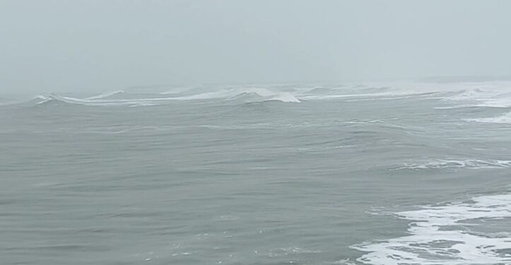 வங்கக்கடலில் ஏற்பட்டுள்ள குறைந்த காற்றழுத்த தாழ்வு காரணமாக கடலுக்குள் மீன்பிடிக்கச்செல்ல வேண்டாம் அறிவுறுத்தல்