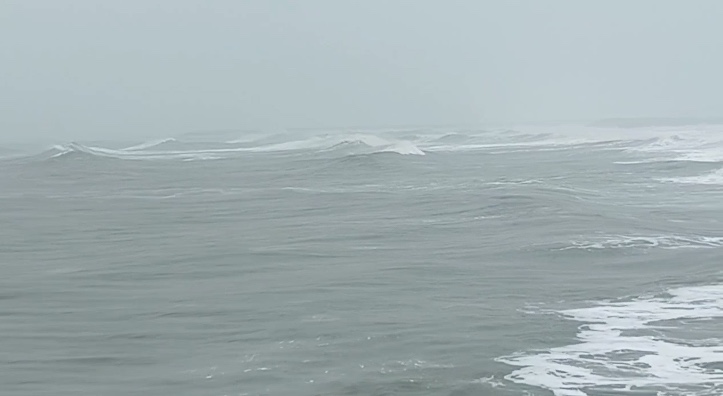 வங்கக்கடலில் ஏற்பட்டுள்ள குறைந்த காற்றழுத்த தாழ்வு காரணமாக கடலுக்குள் மீன்பிடிக்கச்செல்ல வேண்டாம் அறிவுறுத்தல்