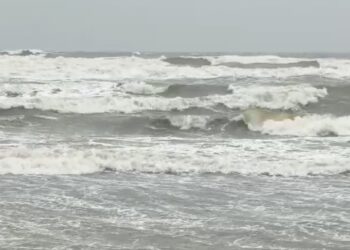 டிட்வா புயல் காரணமாக சீர்காழி அருகே கடலோர கிராமங்களில் கடுமையான கடல் சீற்றம்