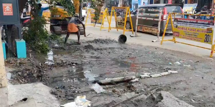 பாழடைந்த பாதாள சாக்கடை திட்டங்களால் தினம் தினம் பாதிப்படையும் திருவாரூர் பகுதி பொதுமக்கள்