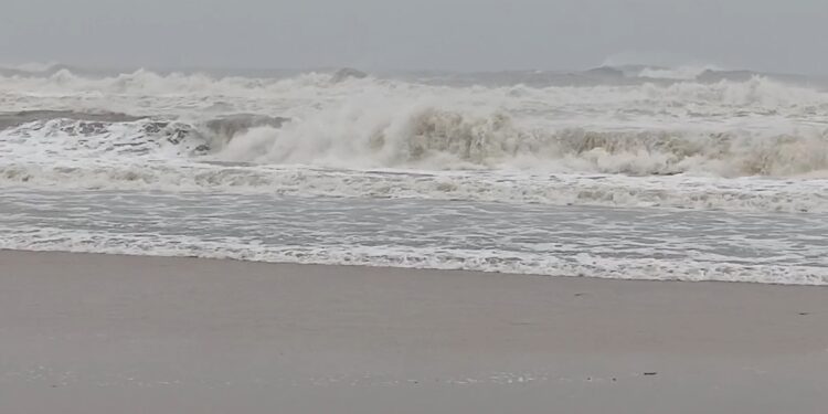 கடற்கரைகளில்11அடி வரை அலைஎழும்பும் என எச்சரித்திருந்த நிலையில் கடற்கரையில்5அடி உயரம் வரை அலைகள் எழும்பி வருகிறது