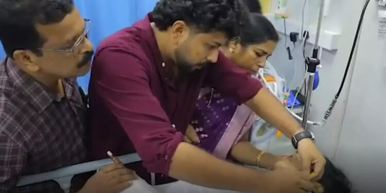 விபத்தையும் வென்ற காதல் : மருத்துவமனையில் மணமகளுக்கு தாலி கட்டிய இளைஞர் !