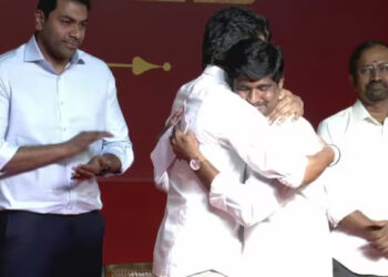 ‘கழகத்தின் தியாகி’ என ஒலித்த குரல்… கட்டியணைத்த விஜய் !