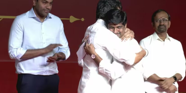 ‘கழகத்தின் தியாகி’ என ஒலித்த குரல்… கட்டியணைத்த விஜய் !