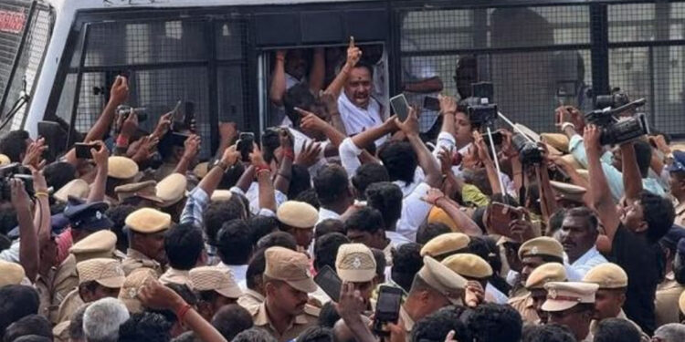 அதிமுக முன்னாள் அமைச்சர் எம்.ஆர்.விஜயபாஸ்கர், எம்.பி ஜோதிமணி குண்டுக்கட்டாக கைது..