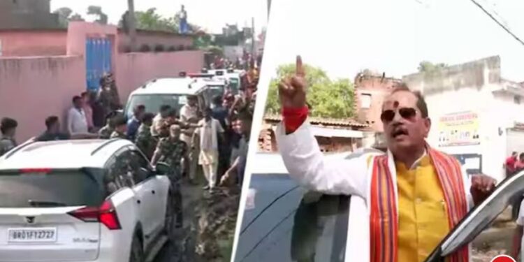 துணை முதல்வர் மீது செருப்பு கற்களால் தாக்குதல்