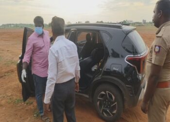 காருக்குள் முகம் சிதைந்த நிலையில் பெண் சடலம்