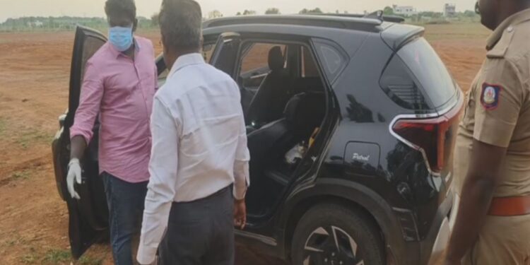 காருக்குள் முகம் சிதைந்த நிலையில் பெண் சடலம்