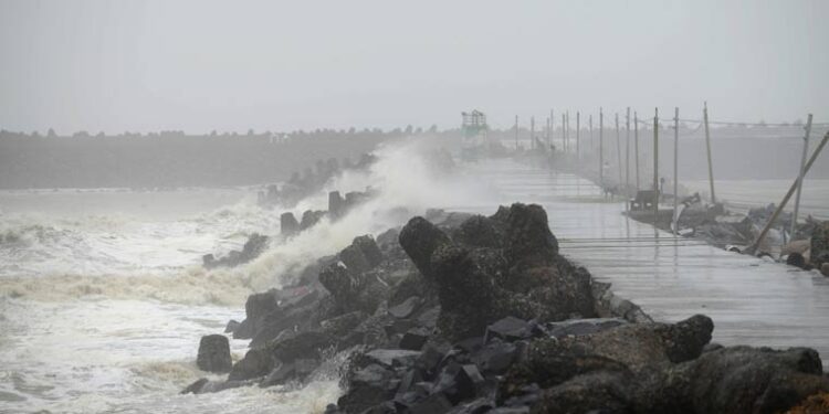 நாளை புதிய காற்றழுத்த தாழ்வுப்பகுதி – மீண்டும் மழையா?