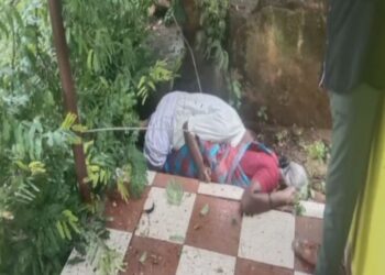 வீட்டின் முன் அமர்ந்திருந்தவர்கள் மீது மின்சாரம் தாக்கி பலி