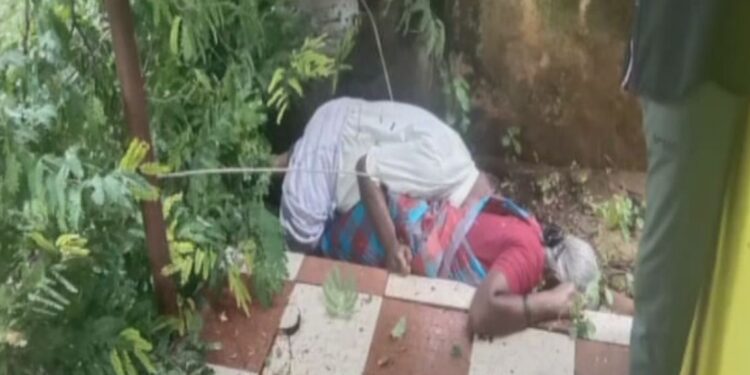 வீட்டின் முன் அமர்ந்திருந்தவர்கள் மீது மின்சாரம் தாக்கி பலி