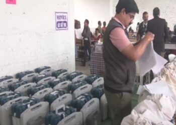 வாக்கு இயந்திரங்கள் அனுப்பும் பணி துவக்கம் – விறுவிறுப்பான பீகார் தேர்தல்