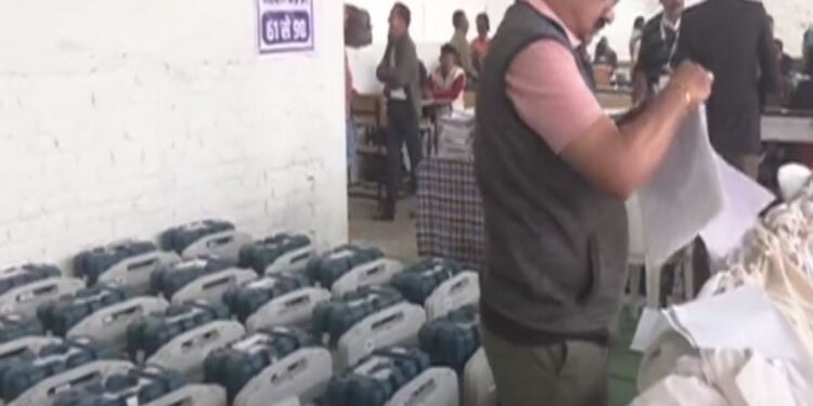 வாக்கு இயந்திரங்கள் அனுப்பும் பணி துவக்கம் – விறுவிறுப்பான பீகார் தேர்தல்