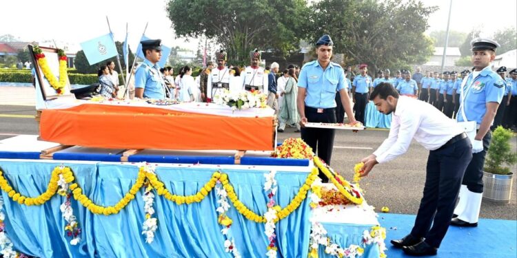 விபத்துக்குள்ளான தேஜாஸ் விமானி உடலுக்கு அஞ்சலி