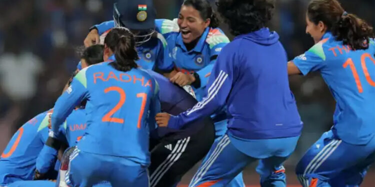 உலகக்கோப்பை வரலாற்றை எழுதிய இந்திய மகளிர் அணி : தென்னாப்பிரிக்காவை வீழ்த்தி முதல் வெற்றி !