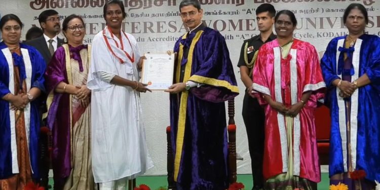 கொடைக்கானல் அன்னை தெரசா மகளிர் பல்கலையில் 32-வது பட்டமளிப்பு விழா: 376 மாணவிகளுக்கு ஆளுநர் ஆர்.என்.ரவி நேரடியாகப் பட்டம் வழங்கினார்!