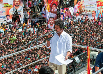 கரூர் சம்பவத்திற்குப் பிறகு முதல் பொதுவெளி நிகழ்ச்சி : புதுவை போலீசாரிடம் தவெக மனு