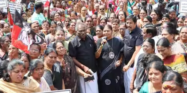 கல்லூரி மாணவி வன்கொடுமை : கோவை கலெக்டர் அலுவலகம் முன்பு அதிமுக மகளிர் அணி ஆர்ப்பாட்டம்