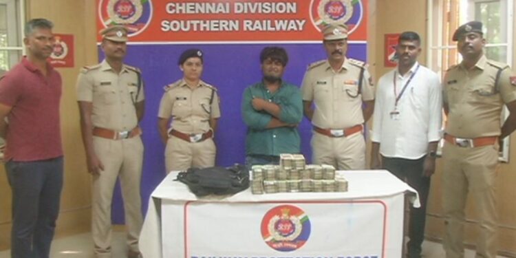 கட்டுக்கட்டாக ஹவாலா பணம் – ரயில் நிலையத்தில் பறிமுதல்