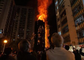 சினிமா காட்சிகளை விஞ்சிய தீ விபத்து – 36 பேர் பலி