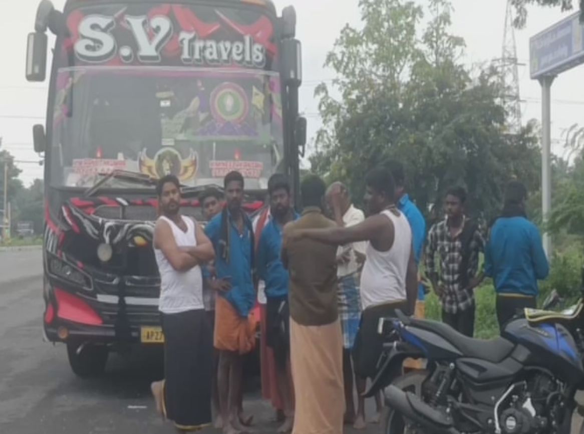 டீ குடிக்க சாலையை கடக்கும்போது சரக்கு வாகனம் மோதி ஐயப்ப பக்தர்கள் பலி