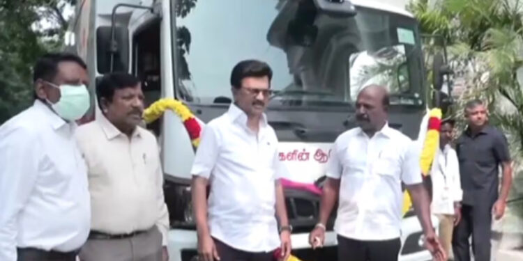 மகளிர் நலவாழ்விற்கான நடமாடும் மருத்துவ சேவை.. முதலமைச்சர் மு.க.ஸ்டாலின் தொடங்கி வைத்தார் !