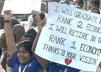 கோவை நிகழ்ச்சியில் மோடிக்கு சர்ப்ரைஸ் தந்த சிறுமிகள் : பாதுகாவலர்களுக்கு உடனடி உத்தரவு !