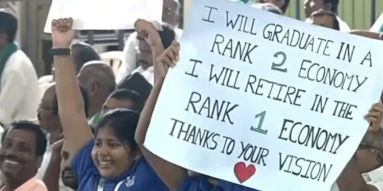 கோவை நிகழ்ச்சியில் மோடிக்கு சர்ப்ரைஸ் தந்த சிறுமிகள் : பாதுகாவலர்களுக்கு உடனடி உத்தரவு !