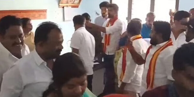 “நாங்களும் அரசியல் கட்சி தான் !” : எஸ்.ஐ.ஆர்  கூட்டத்தில் தவெக வாக்குவாதம் !