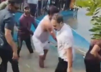 குளத்தில் இறங்கி மீன்பிடித்த ராகுல் காந்தி