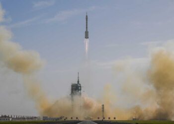 ஆட்களை மீட்க ஷென்ஷோ -22 விண்கலத்தை செலுத்திய சீனா