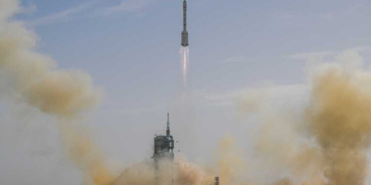 ஆட்களை மீட்க ஷென்ஷோ -22 விண்கலத்தை செலுத்திய சீனா