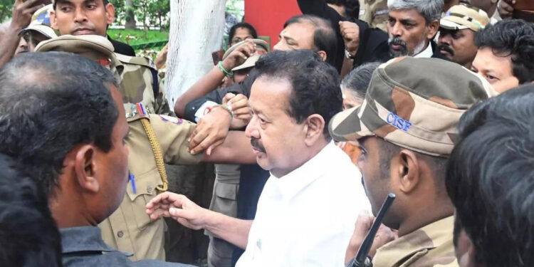 செம்மண் குவாரி முறைகேடு வழக்கு : முன்னாள் அமைச்சர் பொன்முடி மற்றும் மகன் நீதிமன்றத்தில் ஆஜர்