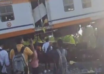 சரக்கு ரயில் மீது பயணிகள் ரயில் மோதி விபத்து – 6 பேர் பலி