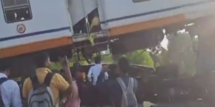 சரக்கு ரயில் மீது பயணிகள் ரயில் மோதி விபத்து – 6 பேர் பலி