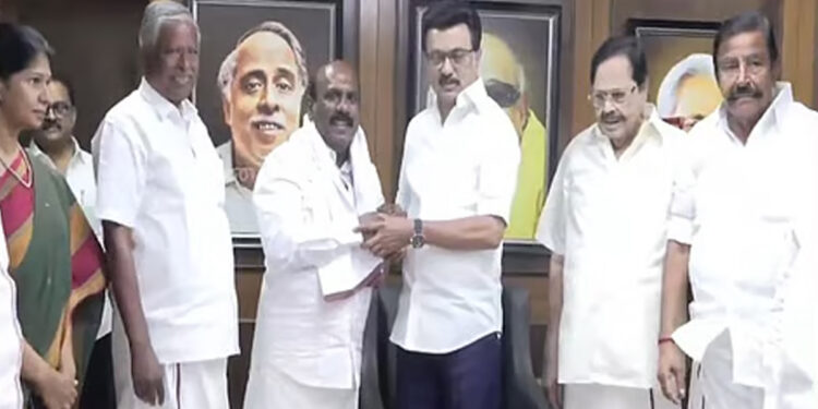 அதிமுக எம்.எல்.ஏ மனோஜ் பாண்டியன் திமுகவில் இணைந்தார் !