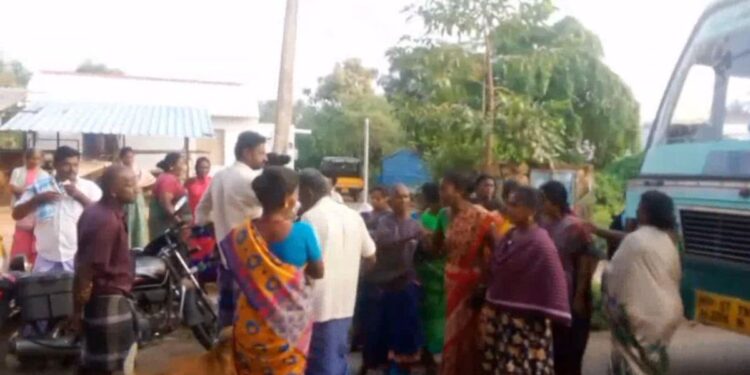 அடிப்படை வசதியின்மை கண்டித்து அரசுப் பேருந்து சிறைபிடிப்பு வத்தல தொப்பம்பட்டி பொதுமக்கள் சாலை மறியலால் பரபரப்பு