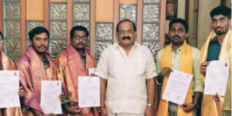 ஒட்டன்சத்திரம் அரசு இலவச பயிற்சி மையத்தில் படித்து குரூப்-4 தேர்வில் வென்ற மாணவர்களுக்கு அமைச்சர் சக்கரபாணி வாழ்த்து