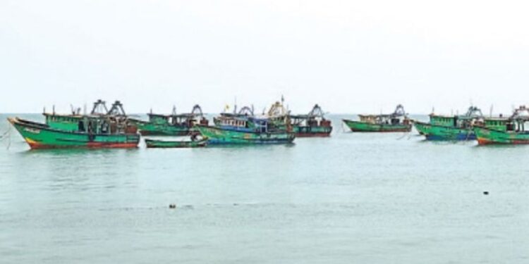 மண்டபம், ராமேஸ்வரம் மீனவர்கள் 2-வது நாளாக கடலுக்குச் செல்லவில்லை