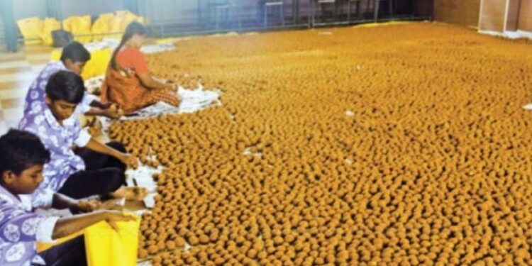 ஈரோடு மகாவீர ஆஞ்சநேயர் கோயிலில் அனுமன் ஜெயந்தி  75 ஆயிரம் லட்டுகள் தயார்