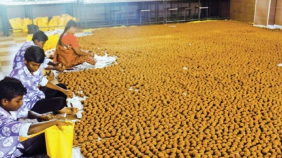 ஈரோடு மகாவீர ஆஞ்சநேயர் கோயிலில் அனுமன் ஜெயந்தி 75 ஆயிரம் லட்டுகள் தயார்