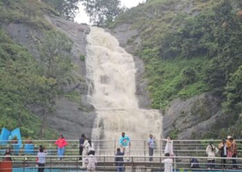 கொடைக்கானலில் மழையில் நனைந்தபடி செல்ஃபி எடுத்து சுற்றுலாப் பயணிகள் உற்சாகம்.