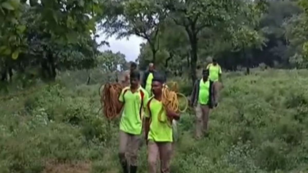 ரவுடியை பிடிக்கச் சென்று பாறையில் சிக்கிய 5 போலீசார் உயிருடன் மீட்பு!