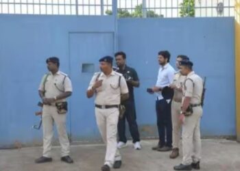 போடி நகராட்சித் தலைவர் கணவர் ஏலக்காய் கிடங்குகளில் அதிரடிச் சோதனை