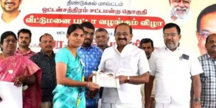 ஒட்டன்சத்திரம், பழநி பகுதிகளில் 461 பயனாளிகளுக்கு  இலவச வீட்டு மனைப் பட்டாக்களை அமைச்சர் சக்கரபாணி வழங்கினார்