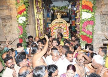 அழகர்கோவிலில் வைகுண்ட ஏகாதசி: நம்மாழ்வார் எதிர்கொண்டு அழைக்க சொர்க்கவாசல் வழியாகக் கள்ளழகர் எழுந்தருளல்